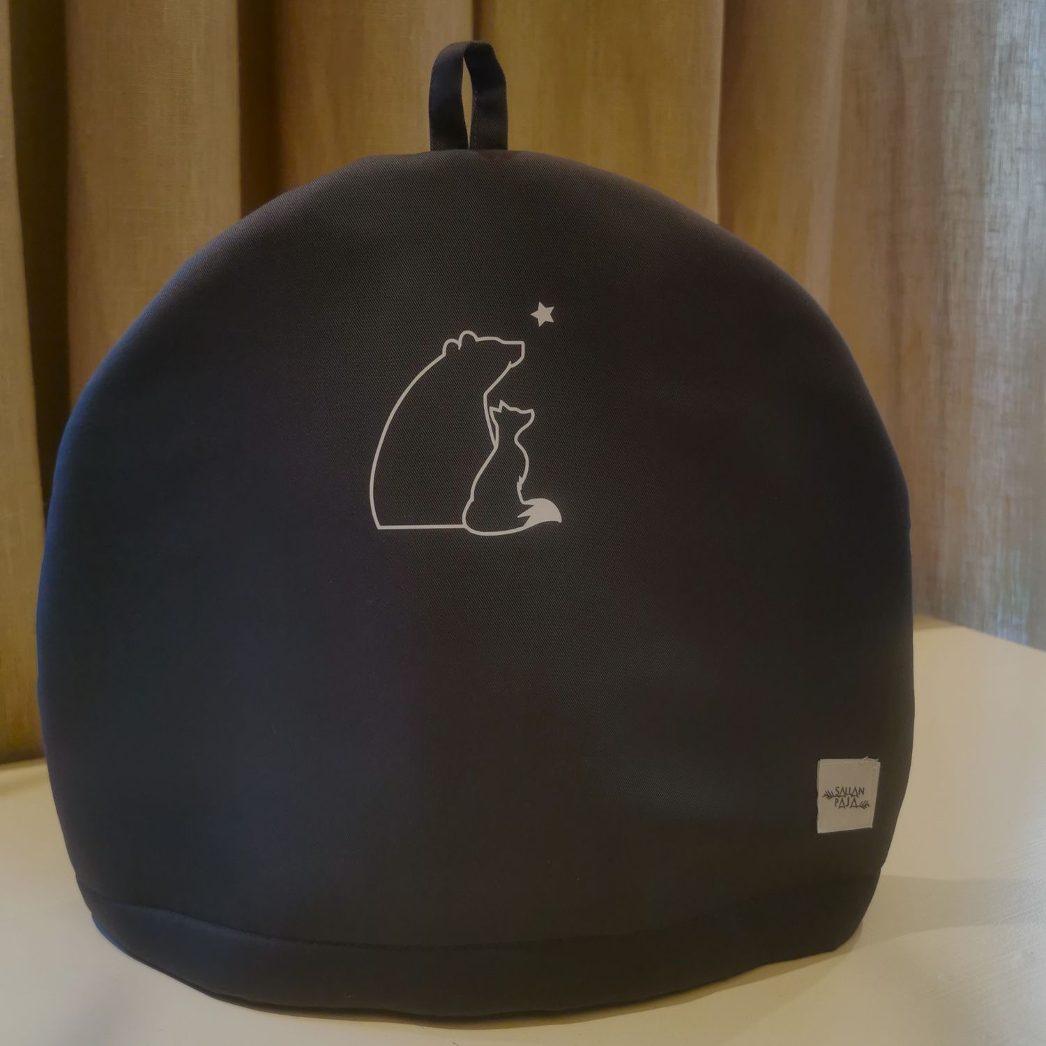 Perinteinen pannumyssy, joka pitää herkkujuoman santsitkin kuumana.