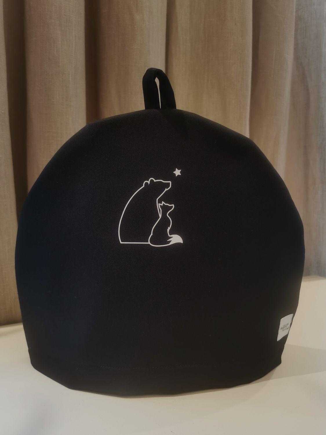 Perinteinen pannumyssy, joka pitää herkkujuoman santsitkin kuumana.