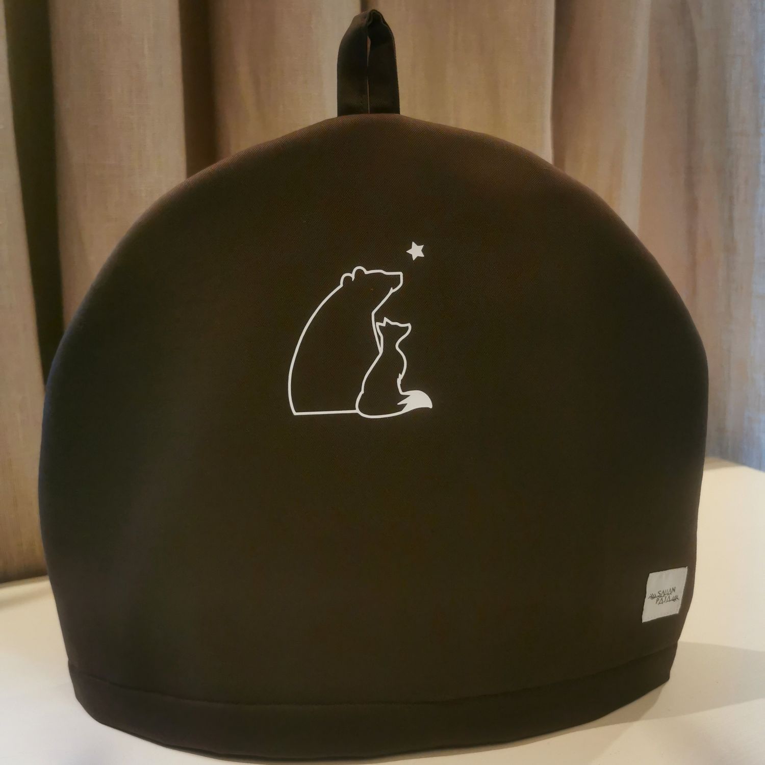 Perinteinen pannumyssy, joka pitää herkkujuoman santsitkin kuumana.