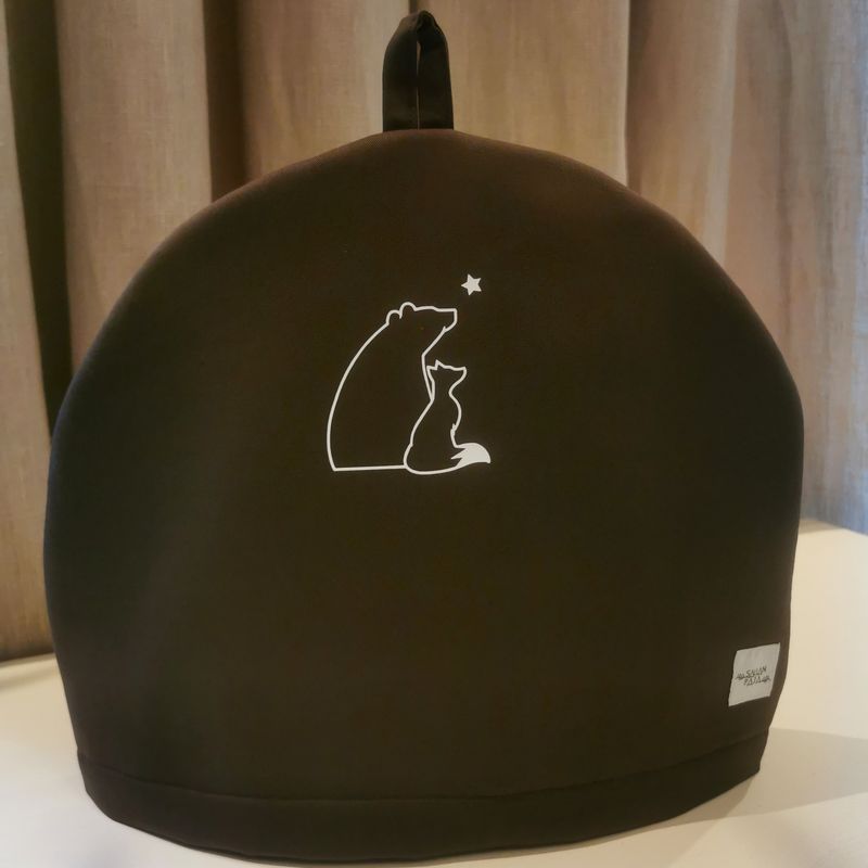 Perinteinen pannumyssy, joka pitää herkkujuoman santsitkin kuumana.