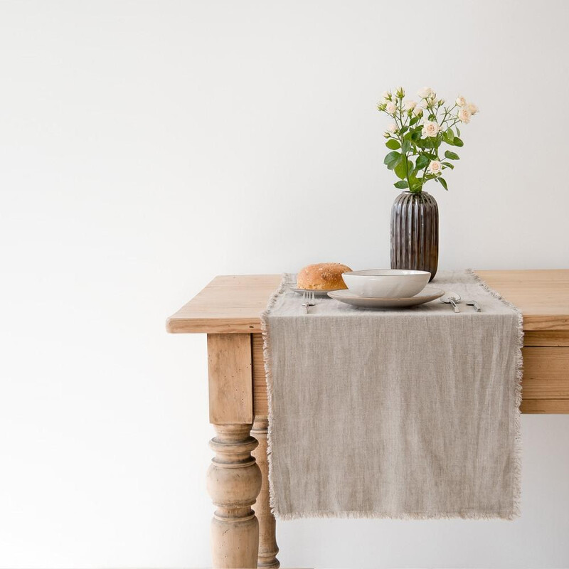 NATURAL LINEN Tischläufer mit Fransen NATURAL LINEN Tischläufer mit Fransen