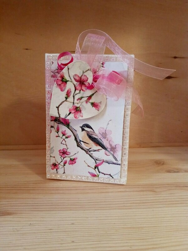 Geschenk-Box
Vogel auf Zweig