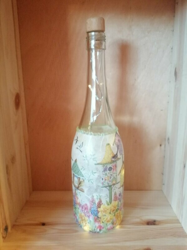 Flasche mit Lichterkette
bunte Vogelhäuser