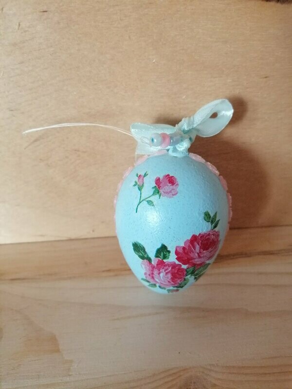 Osterei groß in himmelblau/hellblaue Schleife
Rosen