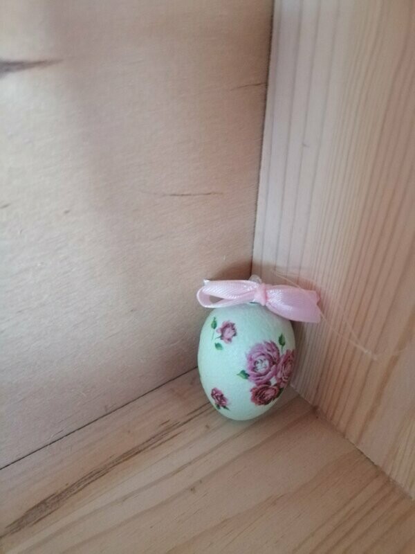 Osterei klein in pastellgrün/rosa Schleife
Rosen