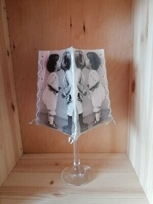 Windlicht 4-seitig für Rotweinglas/Bordauxglas
Kinder küssend