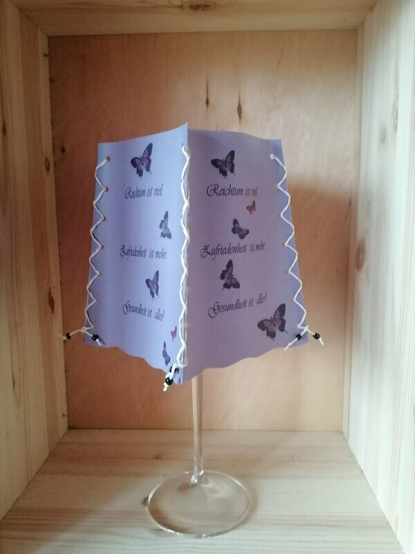Windlicht Papier 4-seitig für Rotweinglas/Bordauxglas
Schmetterlinge + Spruch: Reichtum ist viel, Zufriedenheit ist...