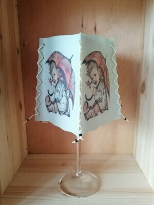 Windlicht Papier 4-seitig für Rotweinglas/Bordauxglas
Hummel-Figur/Mädchen mit Regenschirm