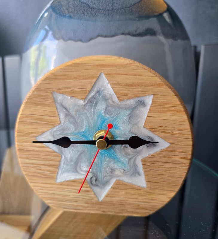 Oak and star Resin Mantle Clock