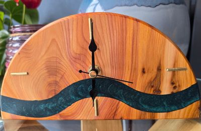 River Flow Yew Mantle Clock – Emerald Resin River Flow Yew Mantle Clock – Emerald Resin