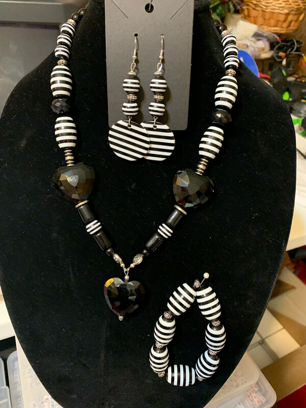 Stripe Black Heart Themed Necklace Set