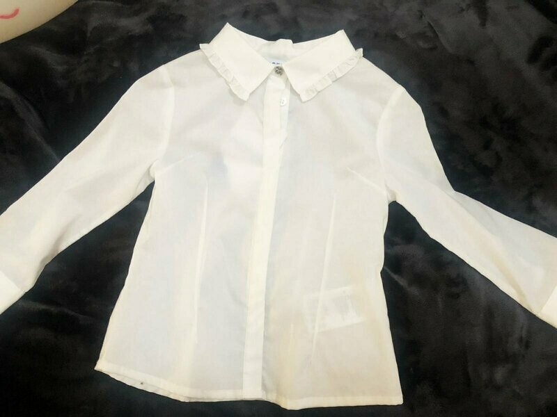 Chemise blanche cintrée, col à volant