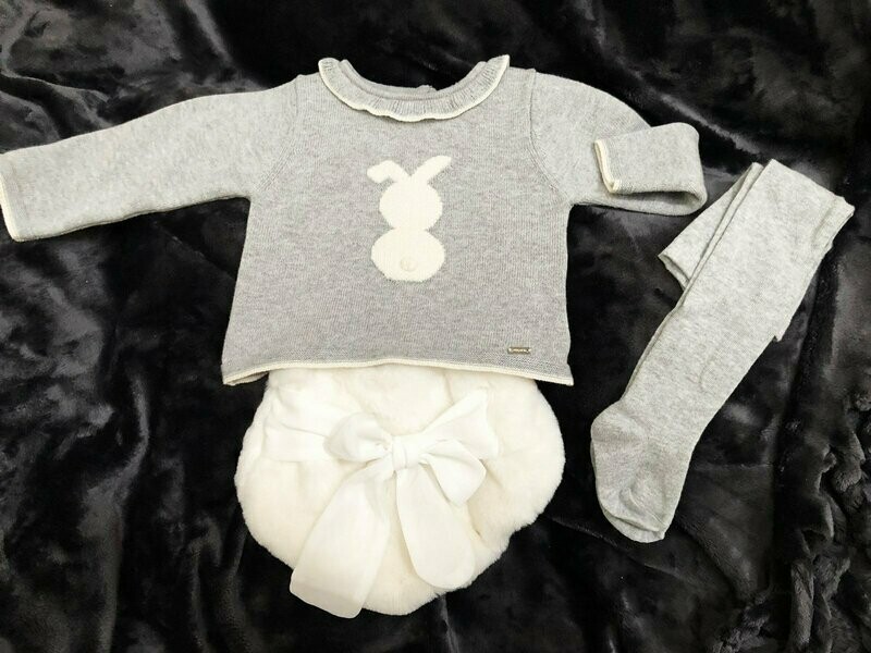 Ensemble culotte "fourrure" blanc cassée et haut gris en maille + collant