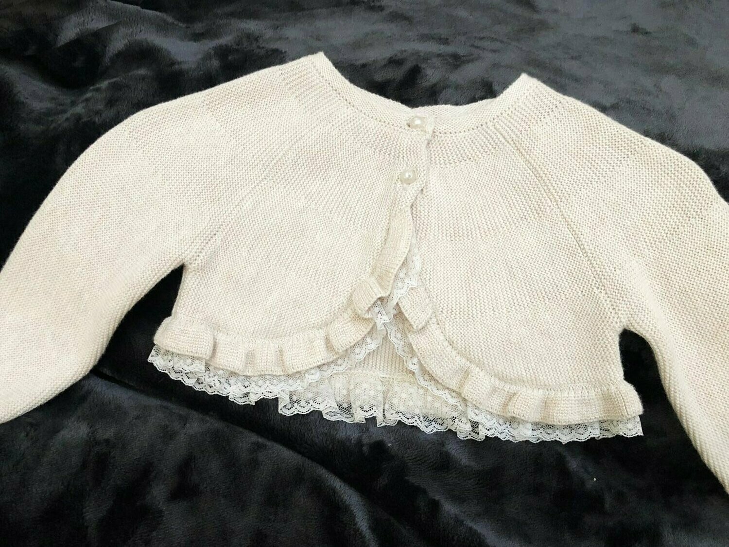 Gilet court beige avec bordure dentelle et boutons perles
