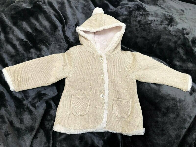 Gilet en maille fil beige/or avec capuche et intérieur fourrure