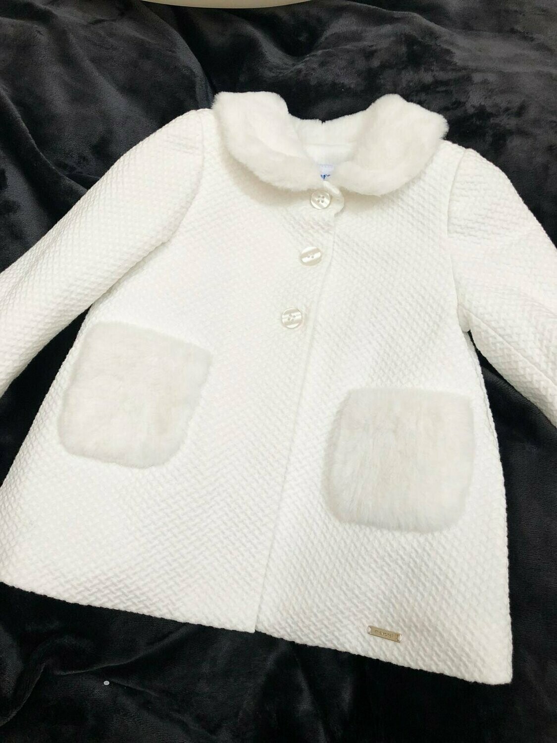 Manteau blanc avec poche + col en fourrure