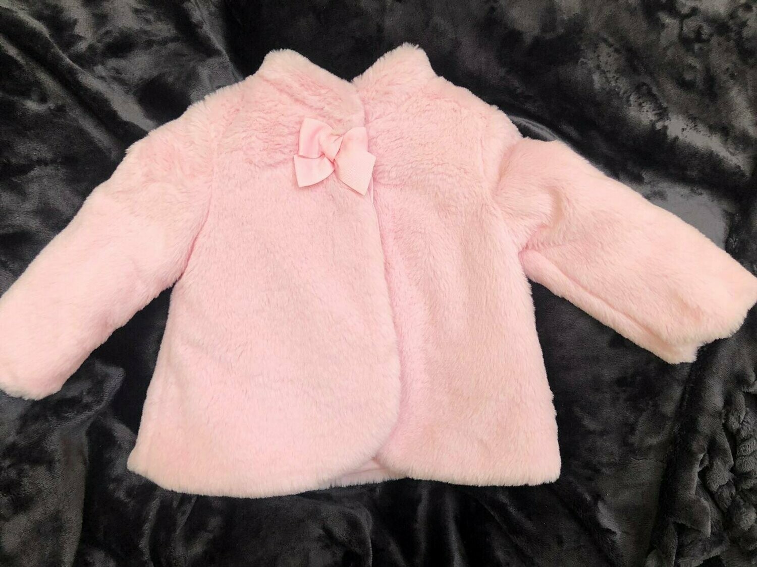 Manteau fourrure rose avec noeud