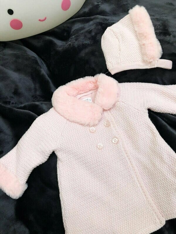 Manteau rose en maille, col fourrure amovible + bonnet rose assorti