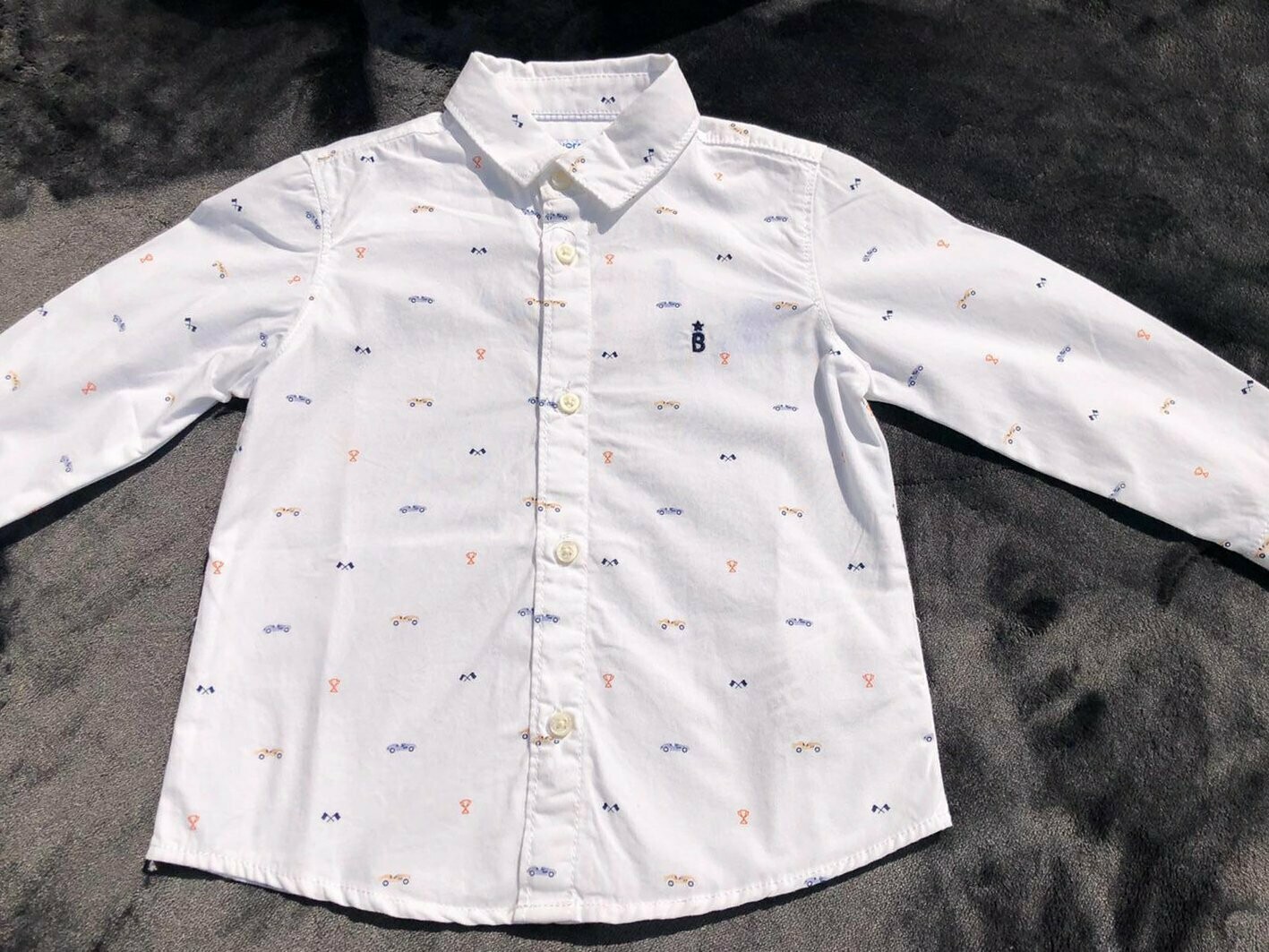 Chemise blanche voitures/drapeaux