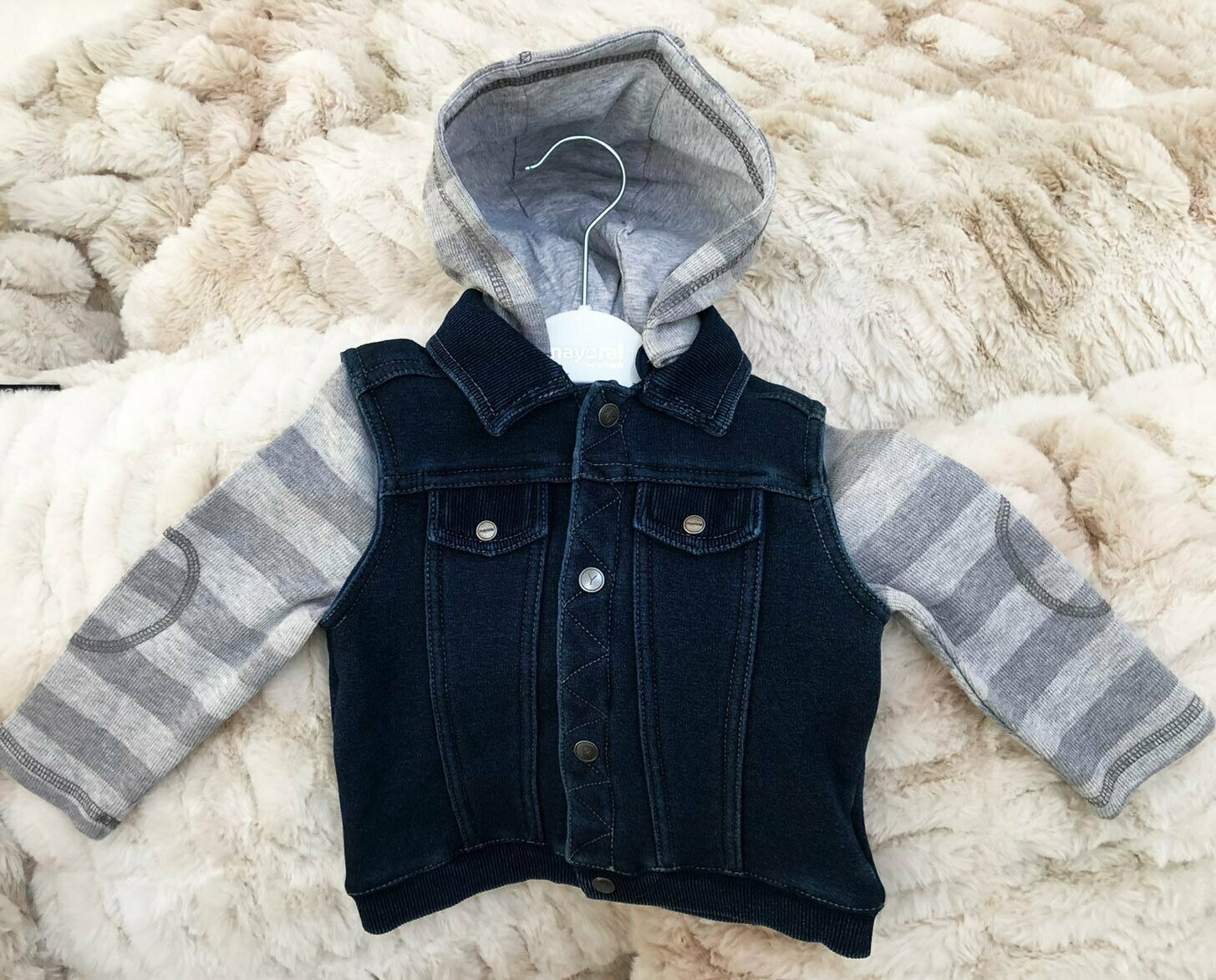Veste en jeans avec manches en maille à rayures grises