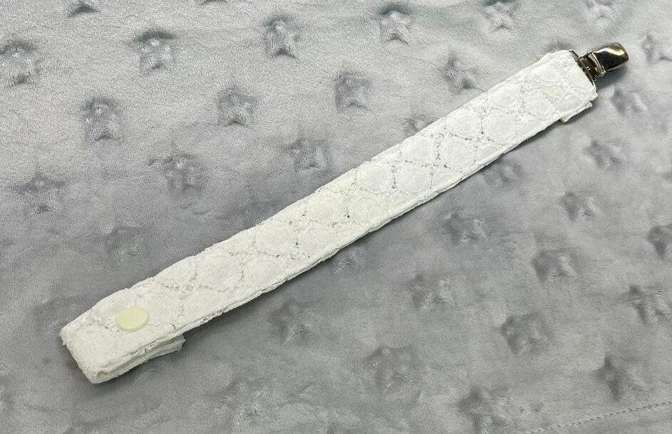 Attache tétine personnalisée "DENTELLE"