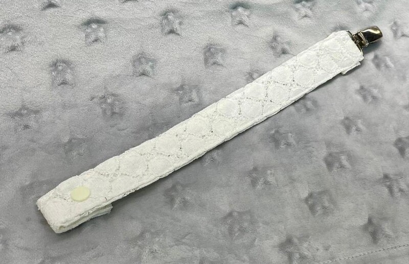 Attache tétine personnalisée "DENTELLE"