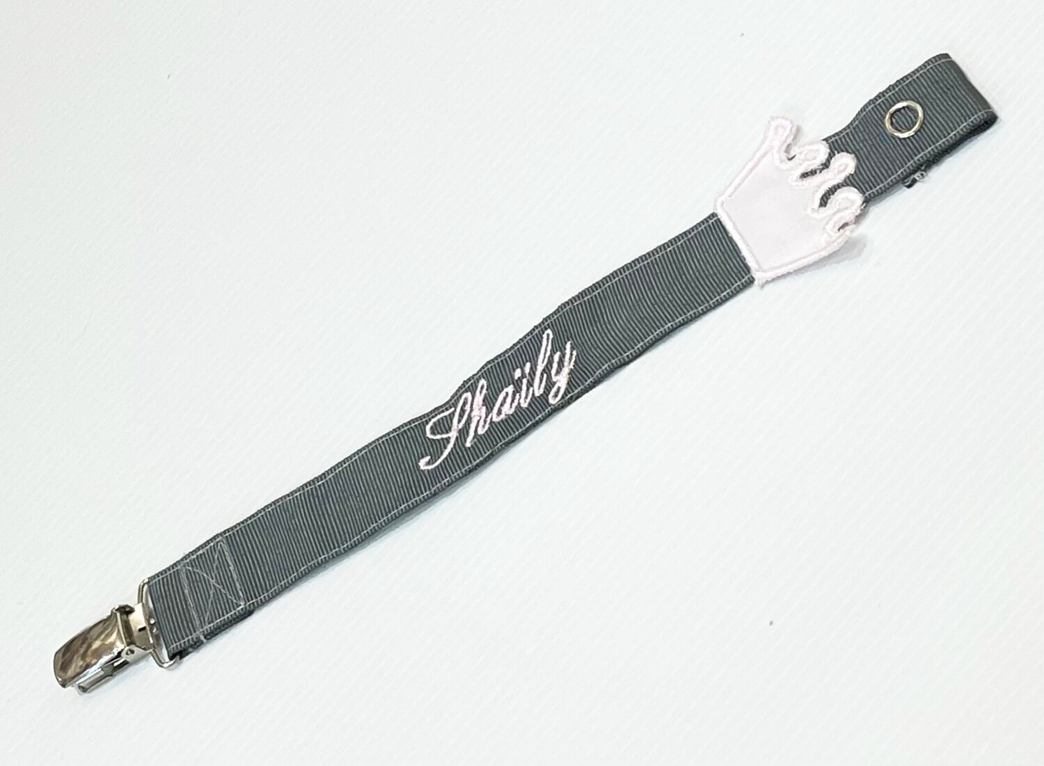 Attache tétine personnalisée "COURONNE/GRIS"