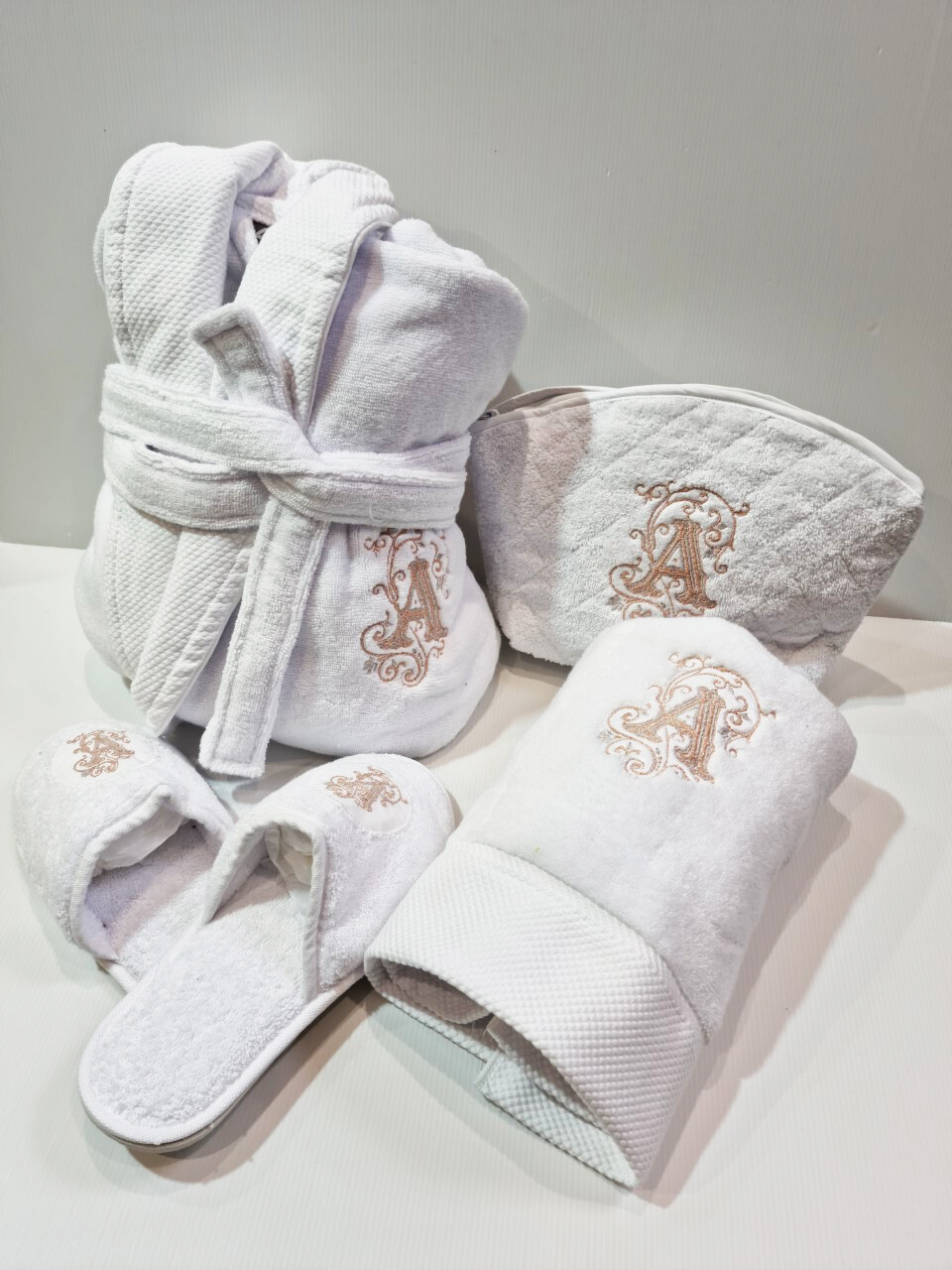 Corbeille éponges blanches / initiale rose gold