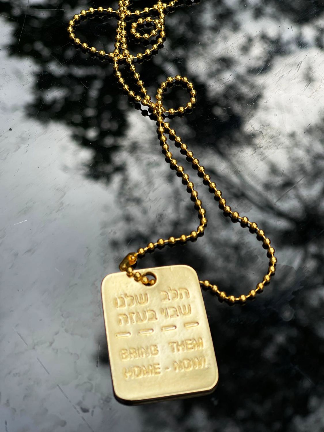 Plaque dorée “BRING THEM HOME NOW”