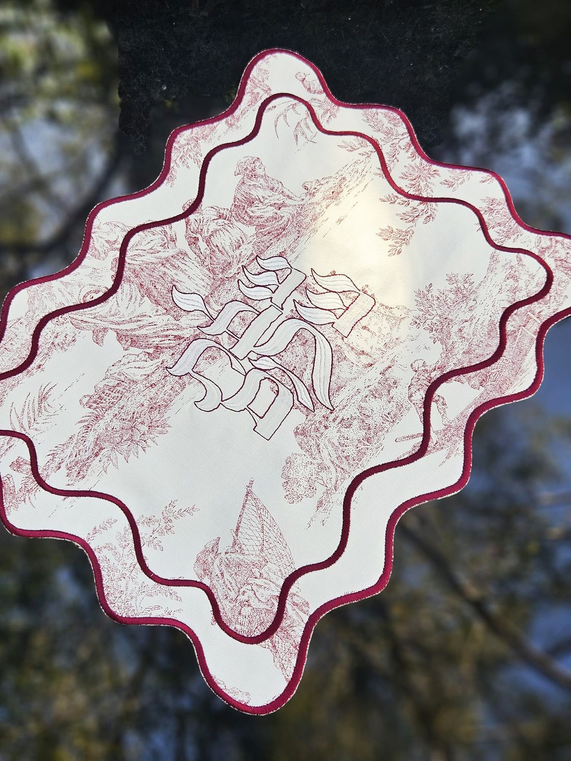 Couvre pain festonné "TOILE D JOUY ROUGE"