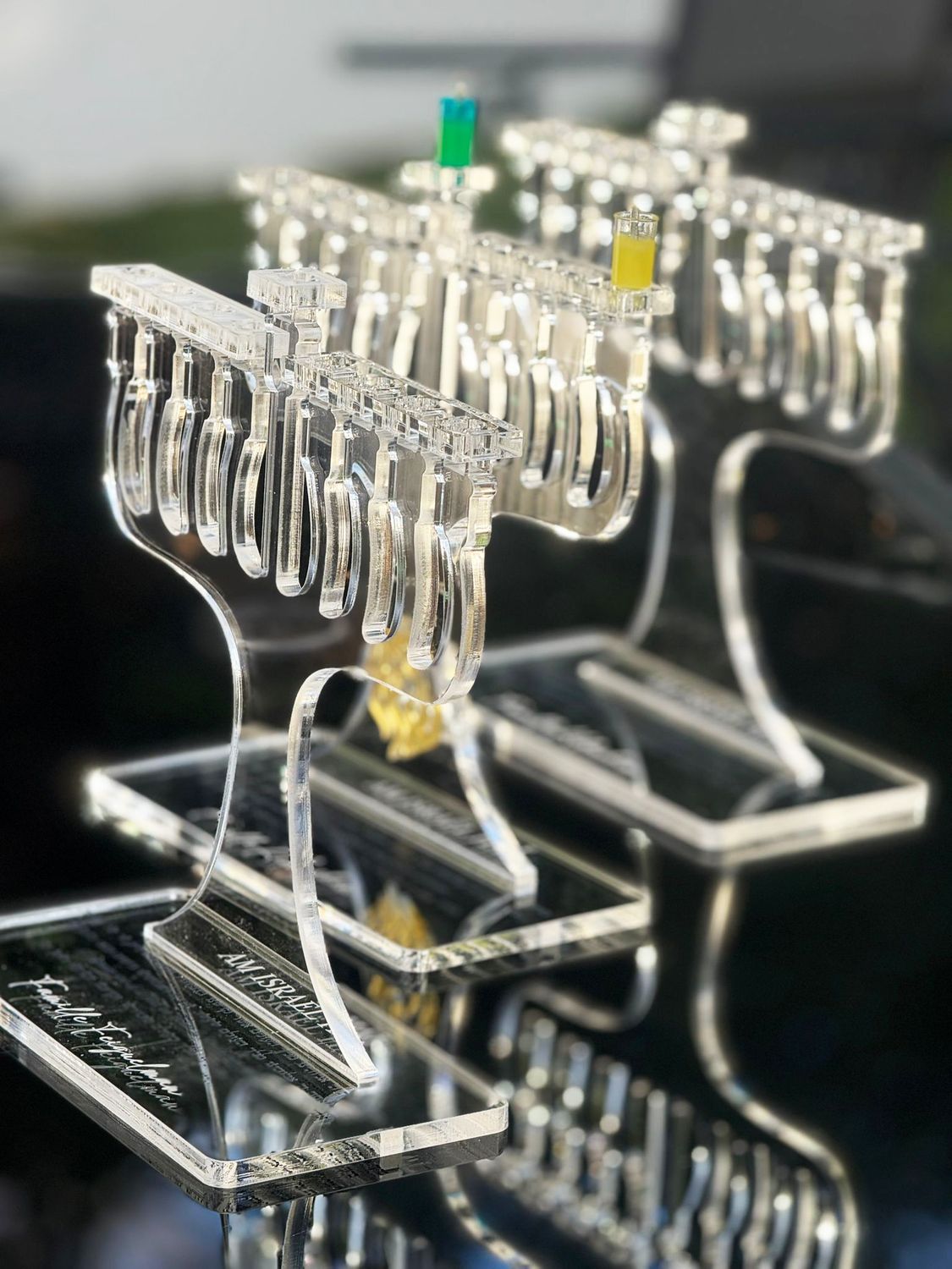 Hanoukia personnalisée en plexi Hanoukia personnalisée en plexi