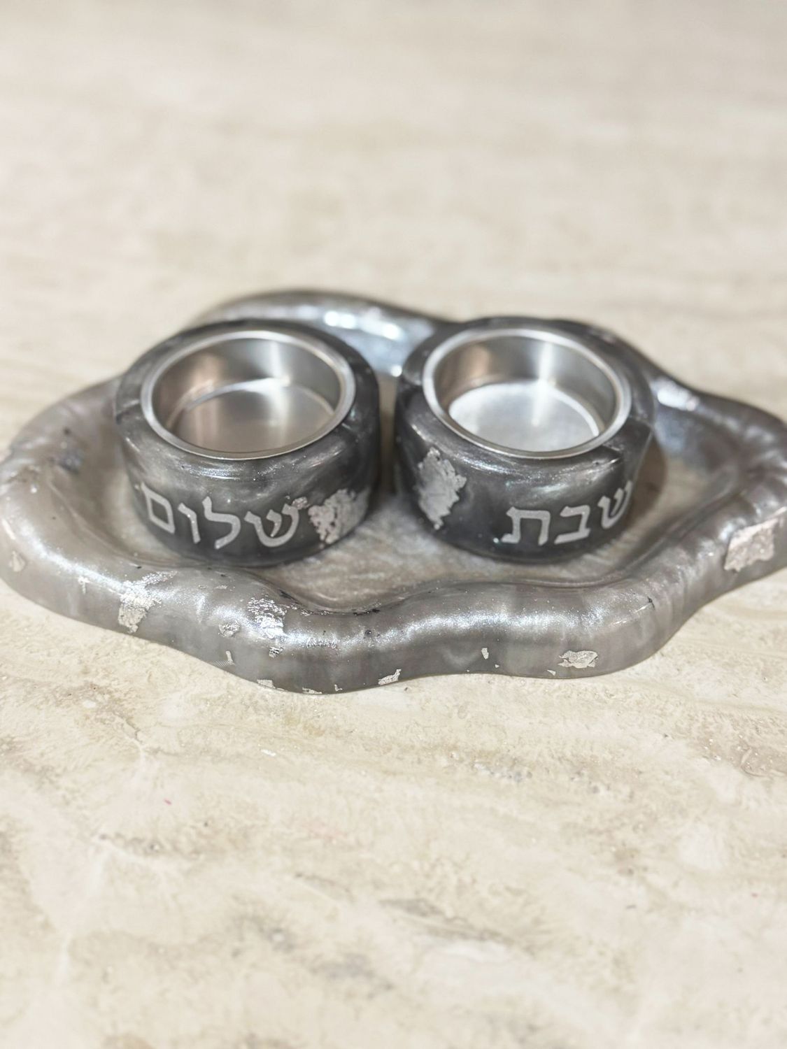 Bougeoirs en résine "GRIS"