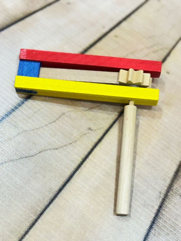 Petite crécelle en bois