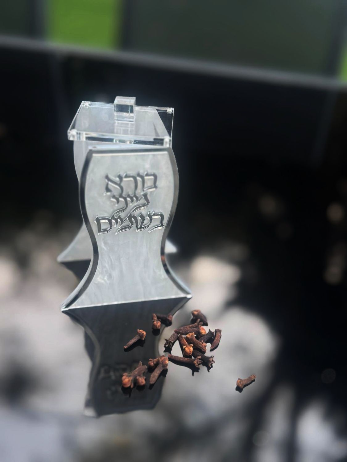 Contenant à Bessamim avec clous de girofle