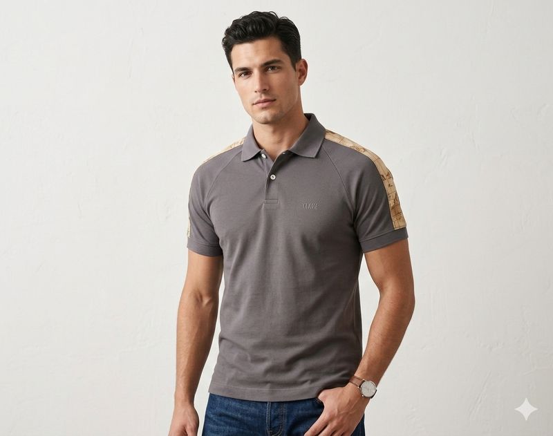 Alviero Martini 1A Classe Polo in jersey di cotone piquet con dettagli Geo Classic Mud Colour Alviero Martini 1A Classe Polo in jersey di cotone piquet con dettagli Geo Classic Mud Colour