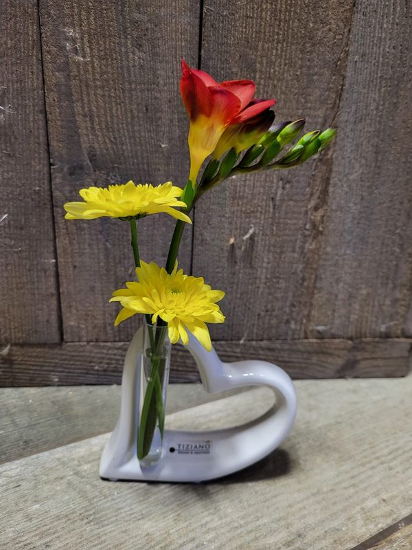 Tizianoherz mit Frischblumen