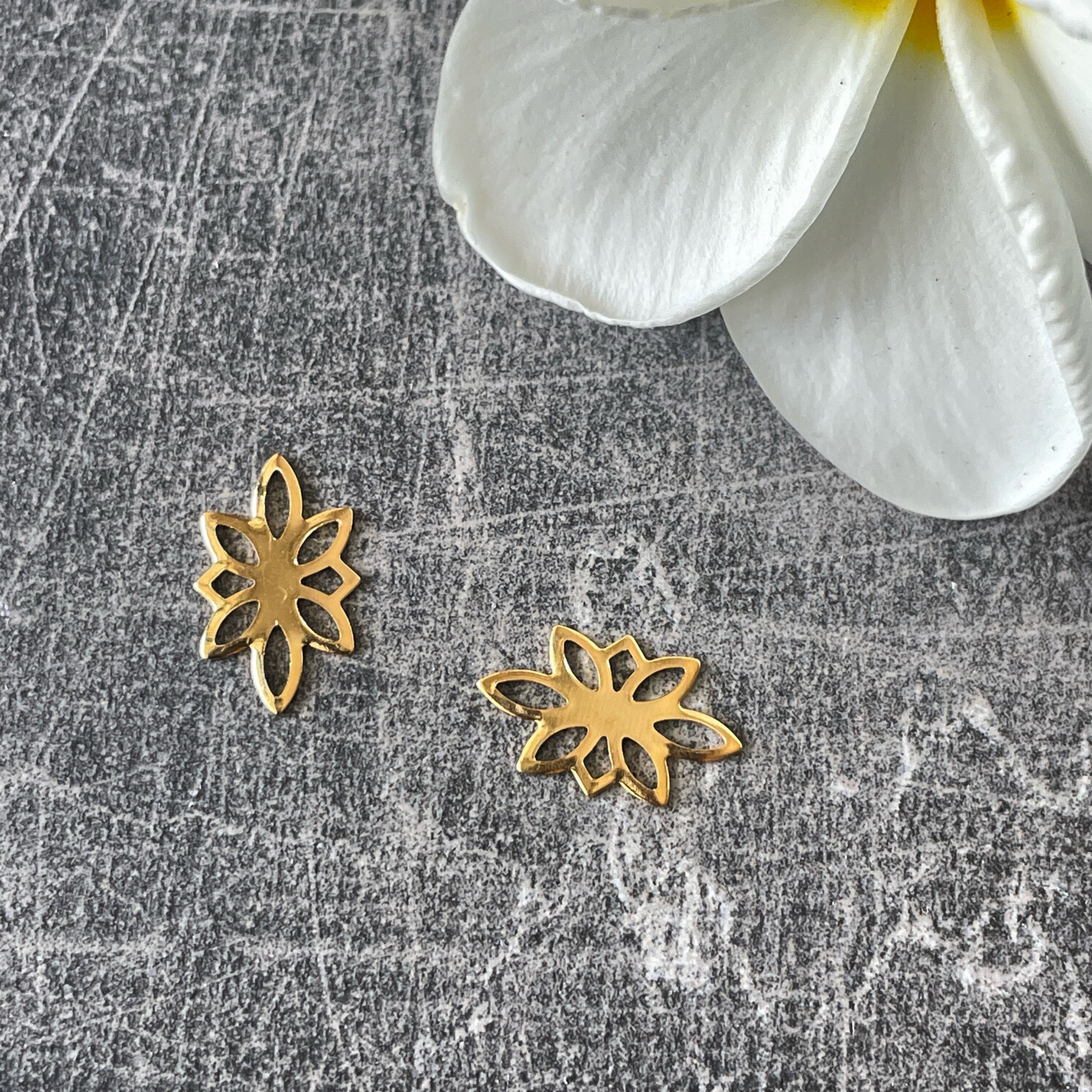 Flower Link 14x9mm - Gold-plated Brass / Pkg of 20 pieces