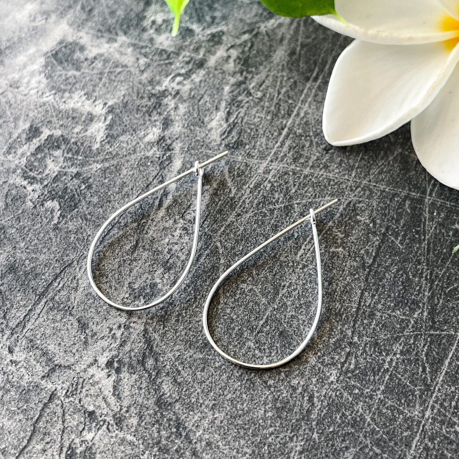 Delicate Ear Wire / Silver-plated brass (nickel-safe), 27x17mm teardrop hoop, 23 gauge. Sold per pkg of 5 pairs.