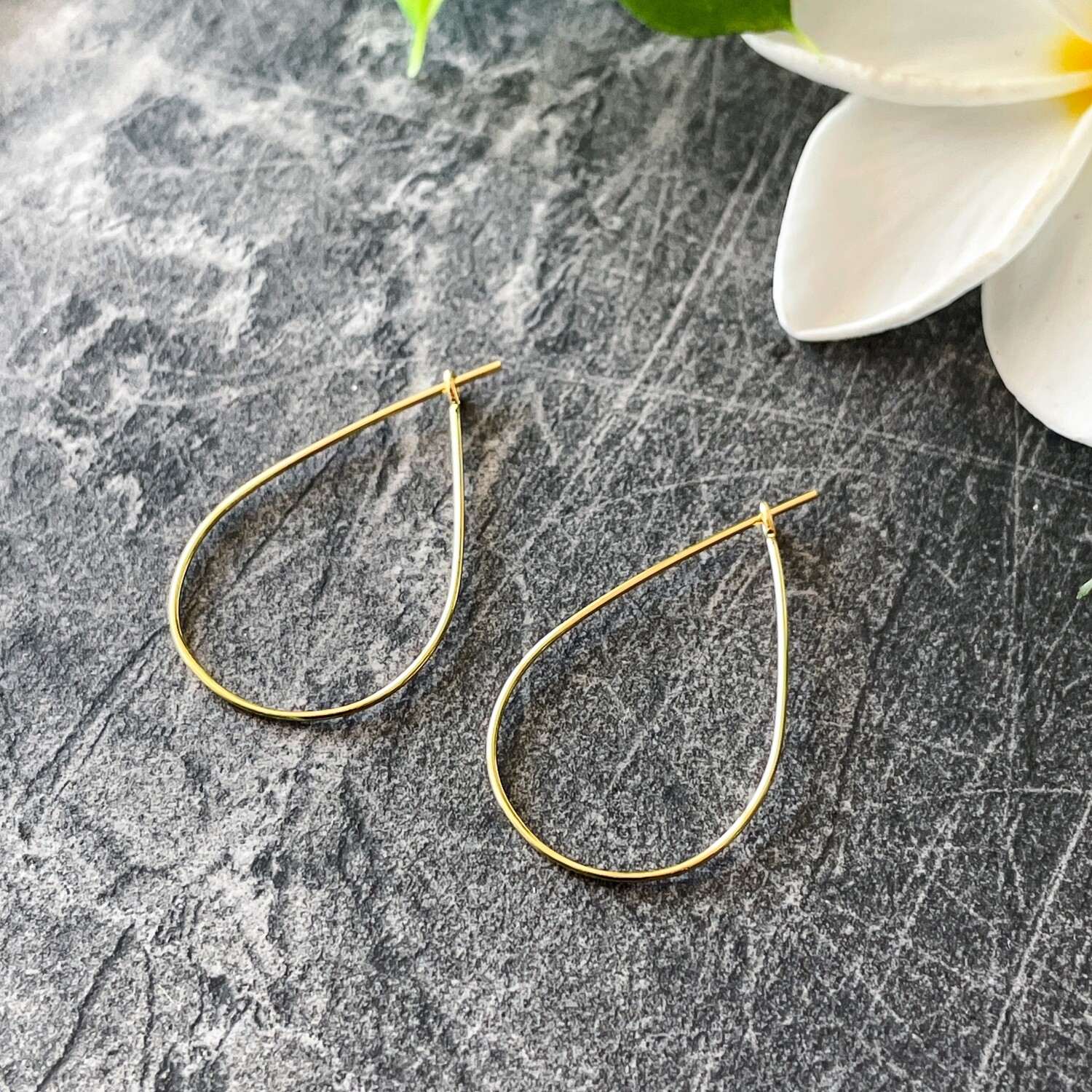 Delicate Ear Wire / Gold-plated brass (nickel-safe), 27x17mm teardrop hoop, 23 gauge. Sold per pkg of 5 pairs.