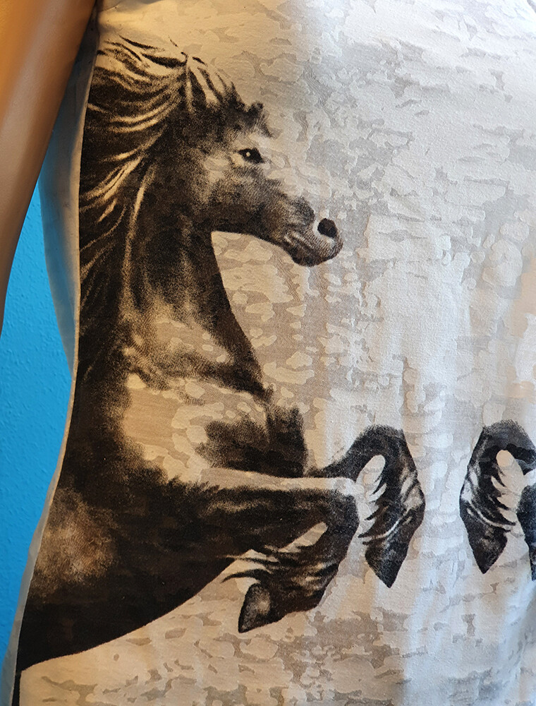 T-shirt met paarden. Maat M