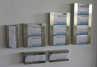 Maßgeschneiderte Wandhalterung aus Edelstahl für Handschuhboxen