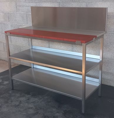 Edelstahltisch mit PE 500 Schneideplatte & Aufkantung Edelstahltisch mit PE 500 Schneideplatte & Aufkantung