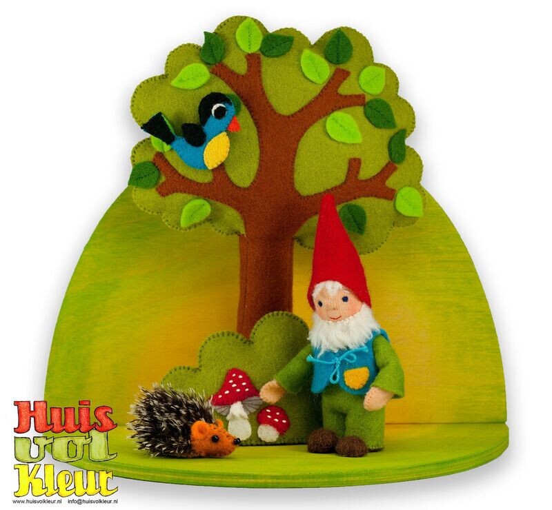 Sprookjes tafereel Kabouter met boom en  egeltje    ( met plankje)   (Huisvolkleur)