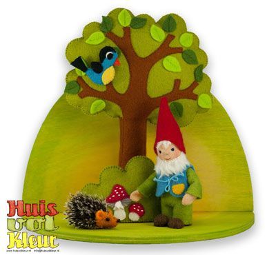 Sprookjes tafereel : Kabouter met boom en egel  ( zonder plankje)   (Huisvolkleur)