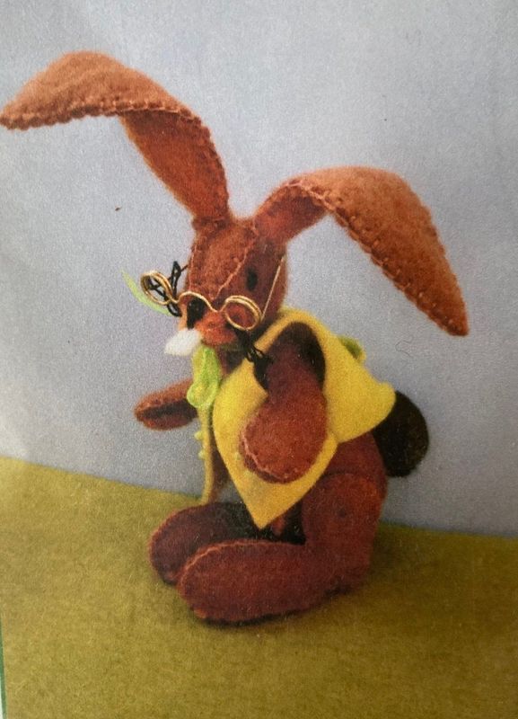 Paashaas met bril en strikje ( Vrolijke Viltvriendjes) Paashaas met bril en strikje ( Vrolijke Viltvriendjes)