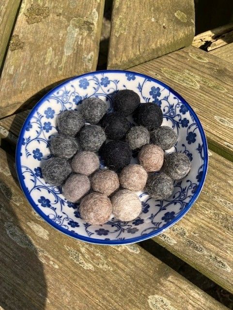 Viltkralen ( Wolballen) Zwart-Grijstinten  ( 20 stuks)