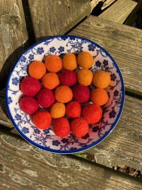 Viltkralen ( Wolballen)  Rood-Oranje tinten  ( 20 stuks)