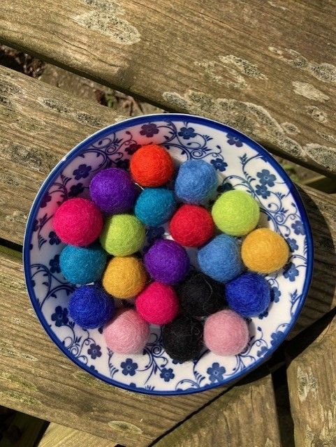 Viltkralen ( Wolballen) Gemengde Kleuren  ( 20 stuks)