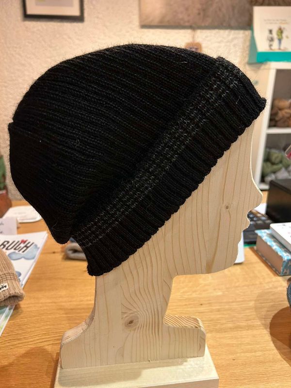 Schlichte Mütze mit Umschlag