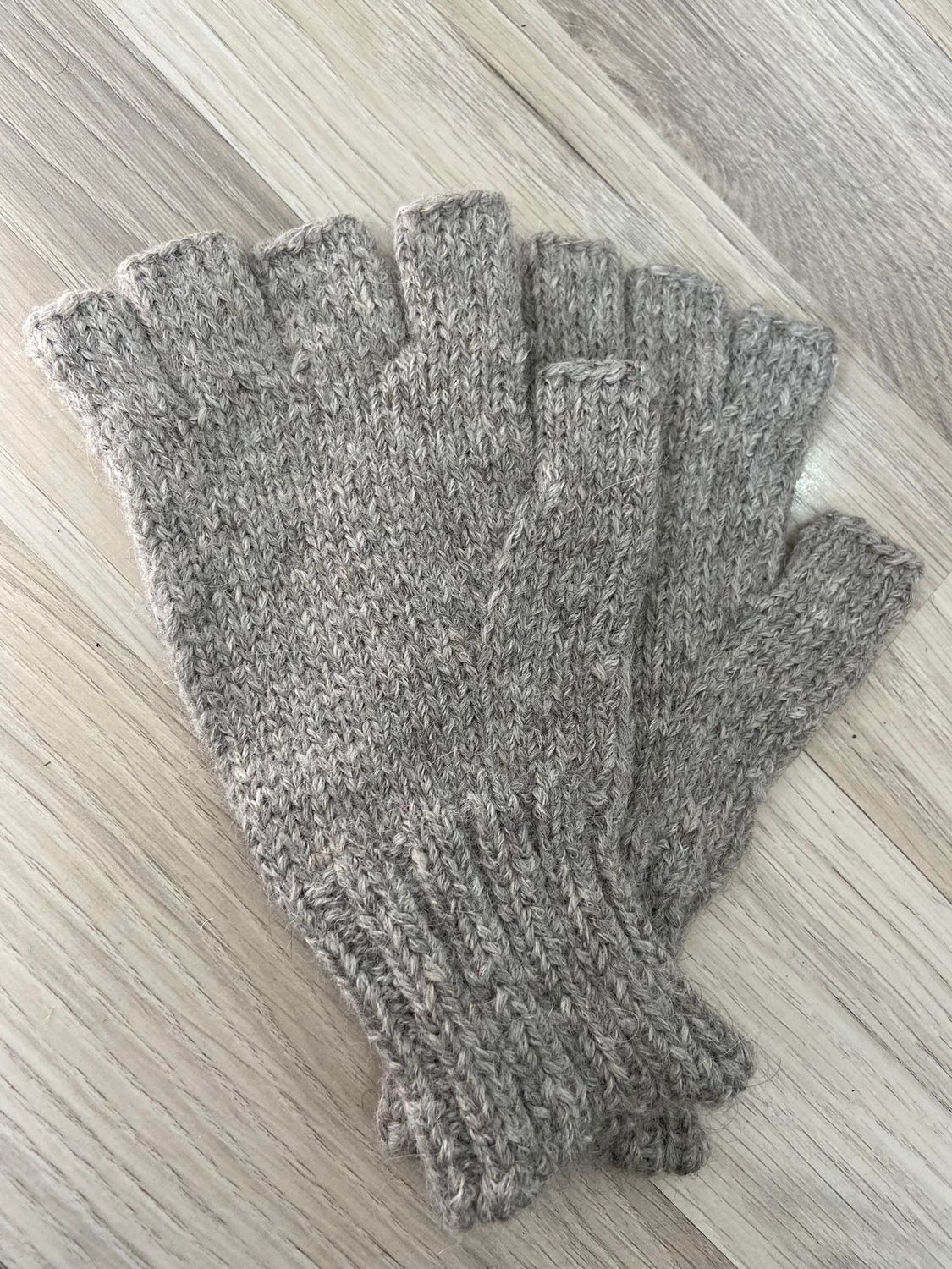 Fingerlose Handschuhe grau